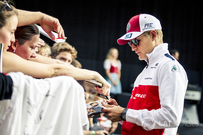 Marcus Ericsson, Sauber signe des autographes pour les fans