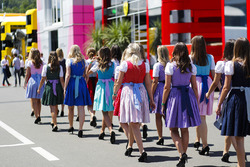 Des grid girls en costume traditionnel