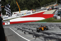 Fernando Alonso, McLaren MCL33 passe sous le drapeau à damier