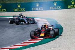 Daniel Ricciardo, Red Bull Racing RB14 with smoking engine