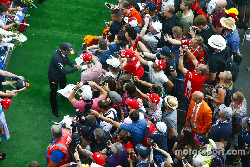 Fernando Alonso, McLaren, atiende a sus fans
