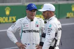 Lewis Hamilton, Mercedes AMG F1, in gesprek met Valtteri Bottas, Mercedes AMG F1