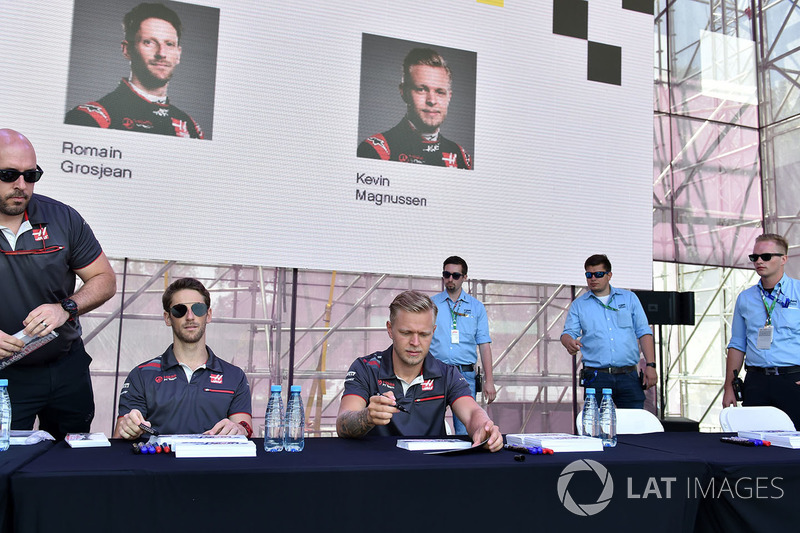 Гонщики Haas F1 Team Ромен Грожан и Кевин Магнуссен