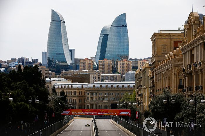 Em Baku, o antigo e o moderno se misturam