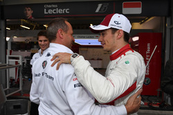Charles Leclerc, Sauber celebrates sixth place with the team