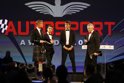Derek Warwick riceve un Award da Lando Norris e George Russell