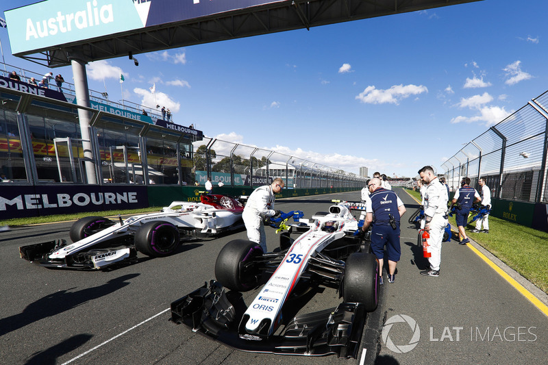 Williams engineers prepare the car of Sergey Sirotkin, Williams FW41 Mercedes, on the grid as Charle