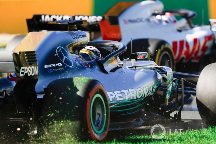 Lewis Hamilton, Mercedes AMG F1 W09, corre fuera de pista