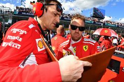 Sebastian Vettel, Ferrari e Riccardo Adami, ingegnere di pista Ferrari, in griglia