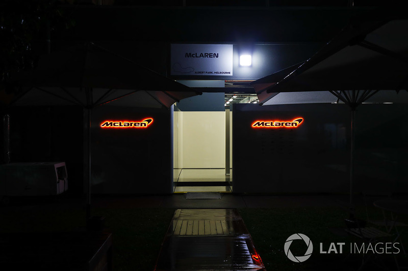 Бокси McLaren вночі
