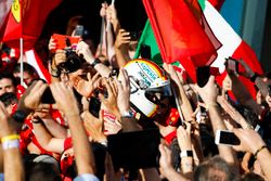 Il vincitore della gara Sebastian Vettel, Ferrari, festeggia con il team all'arrivo nel parco chiuso