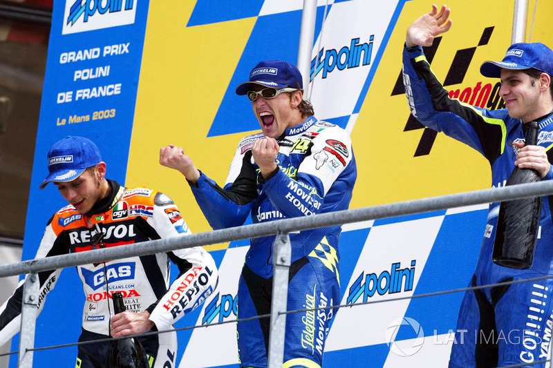 Ganador de la carrera Sete Gibernau, segundo lugar Valentino Rossi, tercer lugar Alex Barros