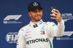 Ganador de la pole Lewis Hamilton, Mercedes-AMG F1 celebra con una selfie en parc ferme