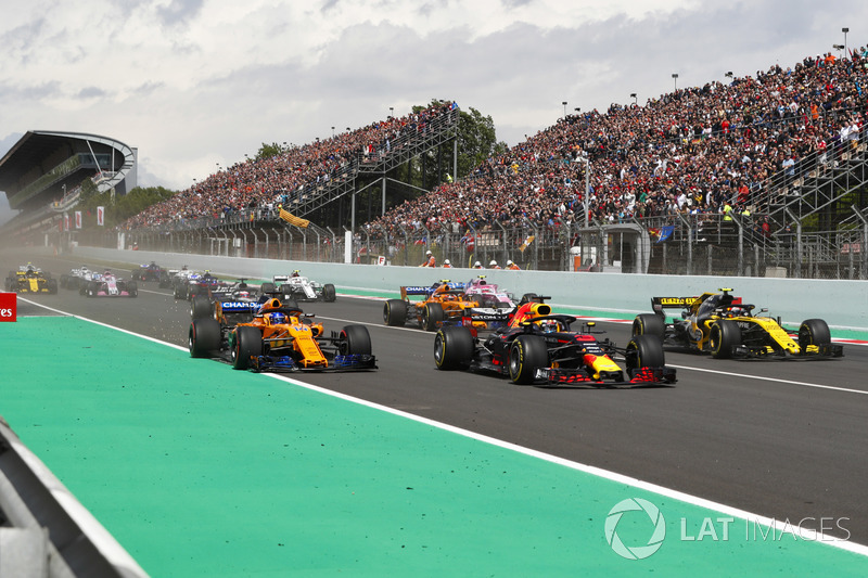 Daniel Ricciardo, Red Bull Racing RB14, Fernando Alonso, McLaren MCL33 and Carlos Sainz Jr., Renault Sport F1 Team R.S. 18. bij de start