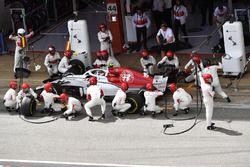 Charles Leclerc, Sauber C37 pit stop