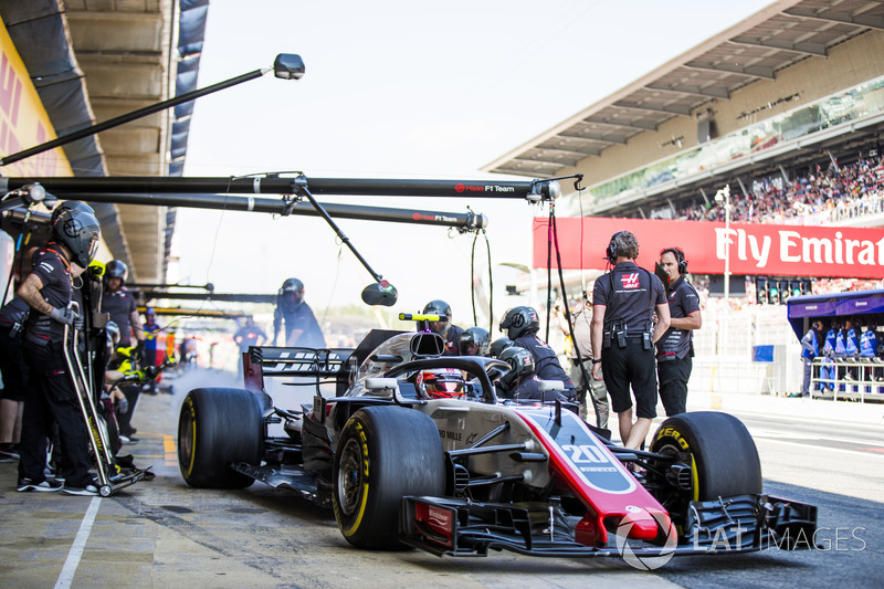 Kevin Magnussen pit stop antrenmanı yapıyor, Haas F1 Team VF-18