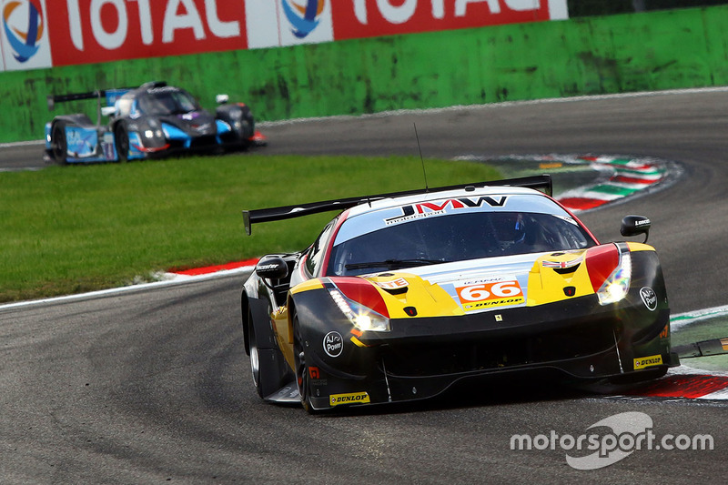 #66 JMW Motorsport Ferrari F488 GTE: Liam Griffin, Alex MacDowall, Miguel Molina