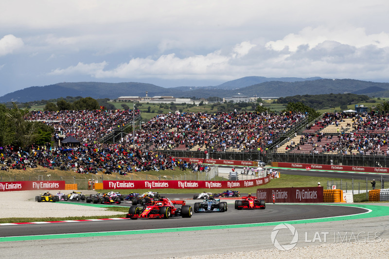 Sebastian Vettel, Ferrari SF71H, Valtteri Bottas, Mercedes AMG F1 W09, Kimi Raikkonen, Ferrari SF71H, Max Verstappen, Red Bull Racing RB14, Daniel Ricciardo, Red Bull Racing RB14, the remainder of the field at the start of the race