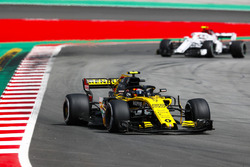 Carlos Sainz Jr., Renault Sport F1 Team R.S. 18, Charles Leclerc, Sauber C37