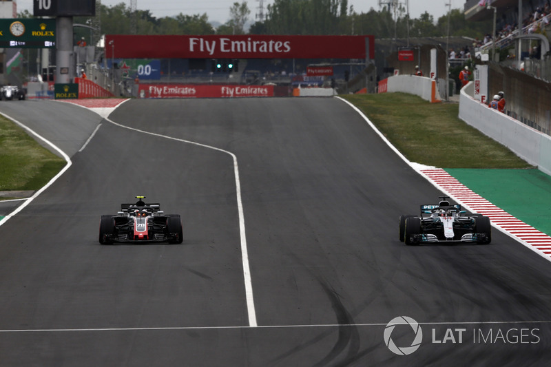 Kevin Magnussen, Haas F1 Team VF-18, Lewis Hamilton, Mercedes-AMG F1 W09