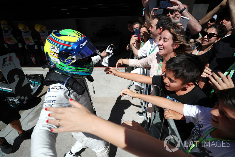 Felipe Massa, Williams FW40 celebrates his last Brazilian Grand Prix in parc ferme with his wife Ra