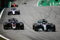 Lewis Hamilton, Mercedes AMG F1 W08, pasa a Romain Grosjean, Haas F1 Team VF-17