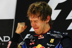 Podyum: Yarış galibi ve 2010 Dünya Şampiyonu Sebastian Vettel, Red Bull Racing