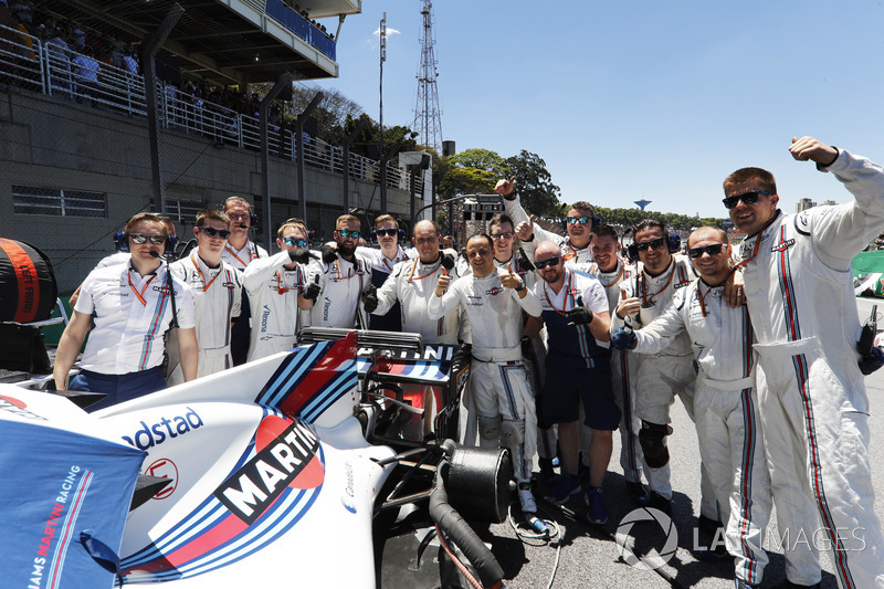 Felipe Massa, Williams,, his engineers and team mates