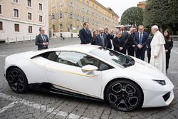 Papa Francis ve Lamborghini Huracan