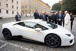 Papa Francisco con un Lamborghini Huracan