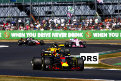 Daniel Ricciardo, Red Bull Racing RB14, leads Nico Hulkenberg, Renault Sport F1 Team R.S. 18