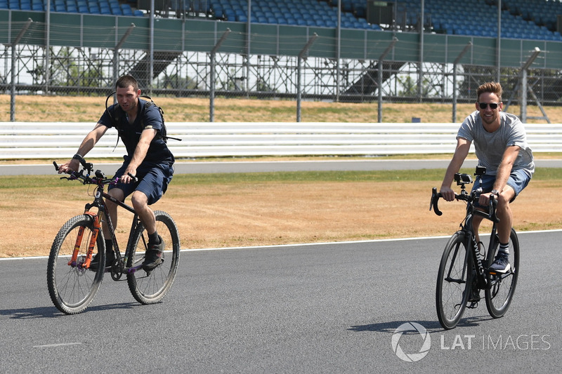 Jenson Button, va in bici lungo il circuito