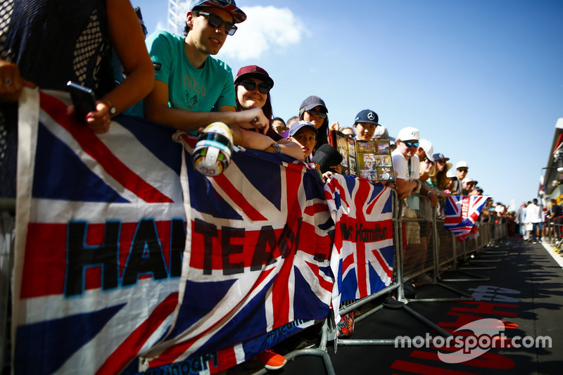 Tifosi con bandiere a supporto diLewis Hamilton, Mercedes AMG F1