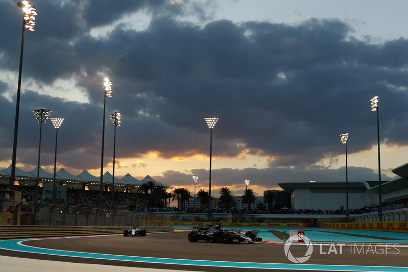 Romain Grosjean, Haas F1 Team VF-17, Lance Stroll, Williams FW40