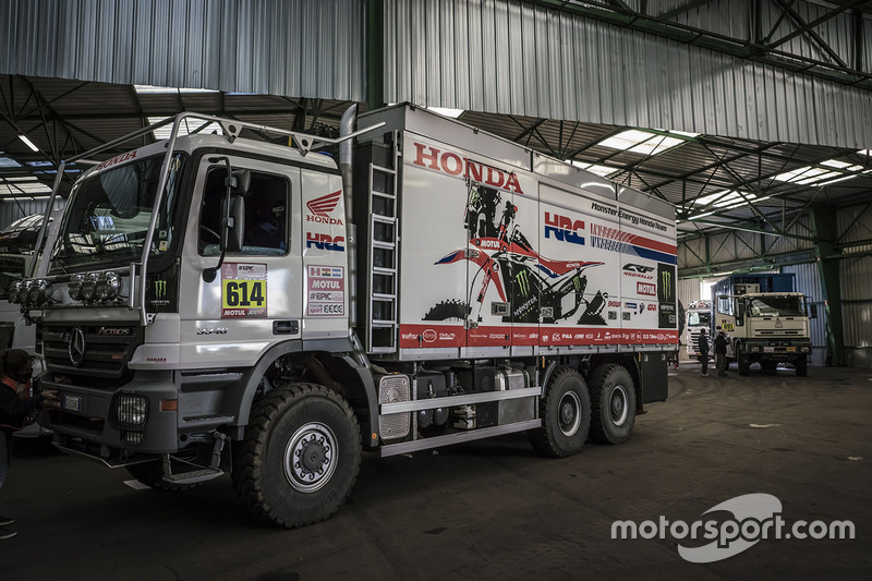 Preparativos de los vehículos de apoyo del Monster Energy Honda Team