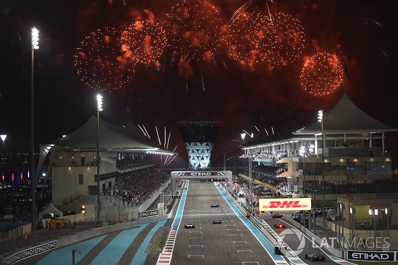 Race winner Valtteri Bottas, Mercedes-Benz F1 W08  and Lewis Hamilton, Mercedes-Benz F1 W08  WITH Felipe Massa, Williams FW40 on the track at the end of the race