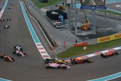 Max Verstappen, Red Bull Racing RB13, Sergio Perez, Sahara Force India VJM10 en Nico Hulkenberg, Ren