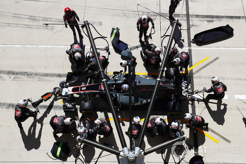 Romain Grosjean, Haas F1 Team VF-17, pit stop