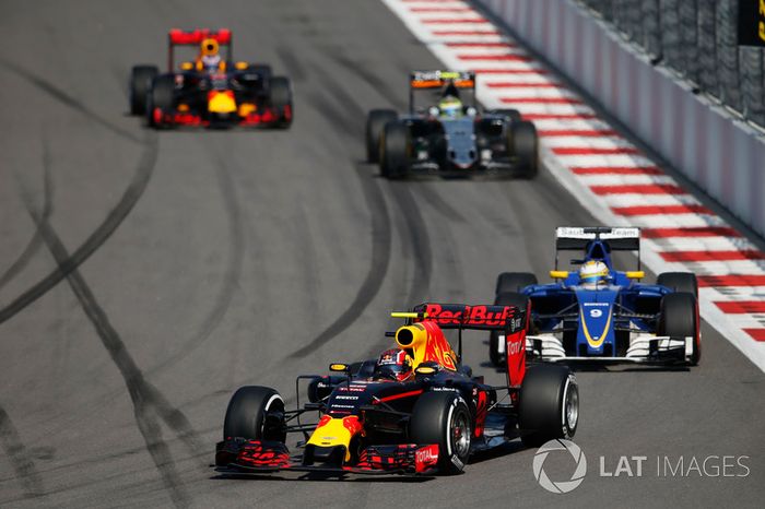 Daniil Kvyat, Red Bull Racing RB12, Marcus Ericsson, Sauber C35, Sergio Perez, Force India VJM09