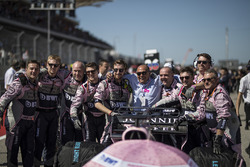 Antonio Perez Garibay, père de Sergio Perez,, avec les mécaniciens Sahara Force India