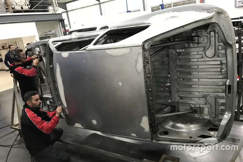Sébastien Loeb Racing Peugeot 306 Maxi yeniden yapımı
