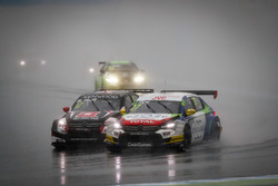 Джон Филиппи, Sébastien Loeb Racing, Citroën C-Elysée WTCC, и Роб Хафф, All-Inkl Motorsport, Citroën