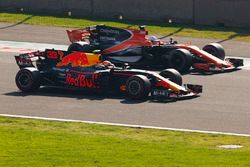 Max Verstappen, Red Bull Racing RB13, aux côtés de Fernando Alonso, McLaren MCL32, in FP3