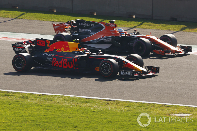 Max Verstappen, Red Bull Racing RB13, drives alongside Fernando Alonso, McLaren MCL32, in FP3