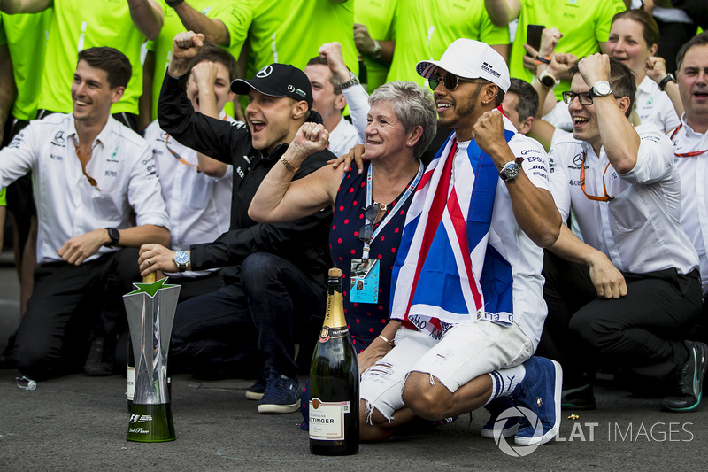 2017 World Champion Lewis Hamilton, Mercedes AMG F1 celebrates with his mother Carmen Lockhart and t