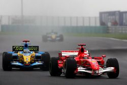 Michael Schumacher, Ferrari 248 F1 en Fernando Alonso, Renault R26