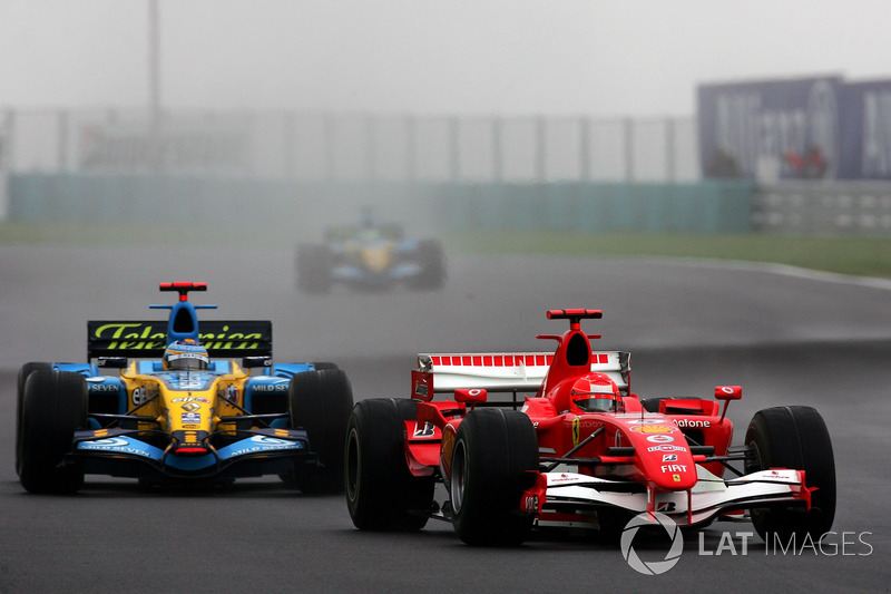 Michael Schumacher, Ferrari 248 F1 en Fernando Alonso, Renault R26