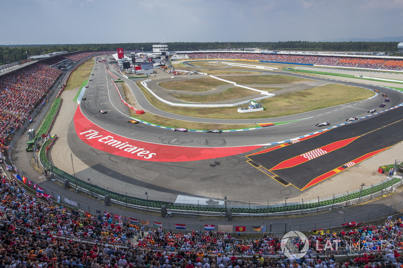 Fernando Alonso, McLaren MCL33, delante de Sergio Perez, Force India VJM11, y Lewis Hamilton, Mercedes AMG F1 W09
