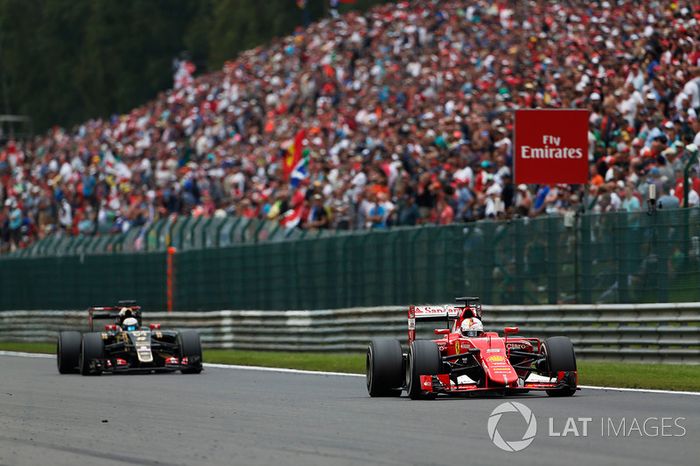 Sebastian Vettel, Ferrari SF-15T, lidera a Romain Grosjean, Lotus E23 Mercedes