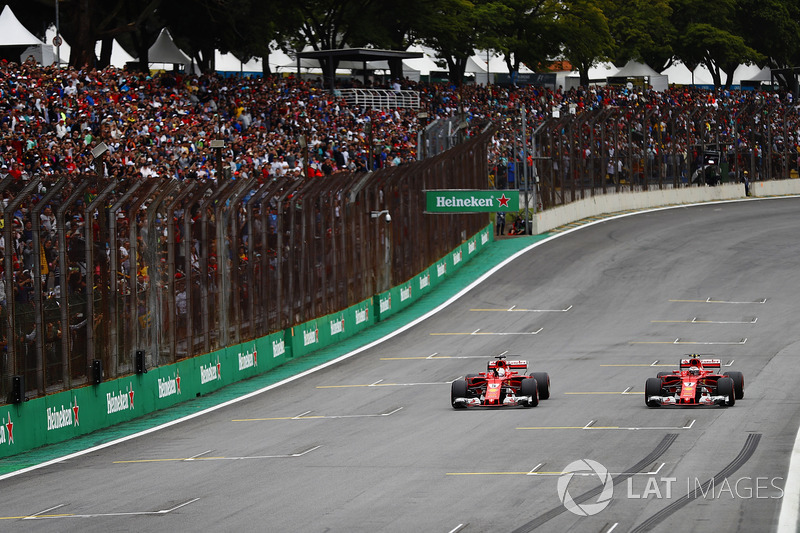 Sebastian Vettel, Ferrari SF70H, Kimi Raikkonen, Ferrari SF70H, si fermano alla fine delle Qualifiche